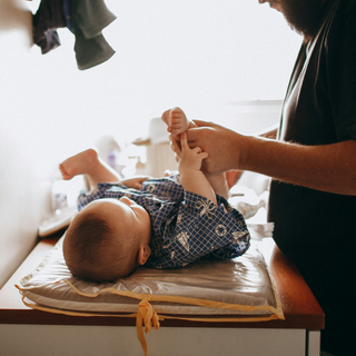 Wickelunterlage für dein Baby: Mach das Windelwechseln einfacher für dich und dein Kind