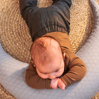 Ab wann dürfen Babys auf dem Bauch schlafen?
