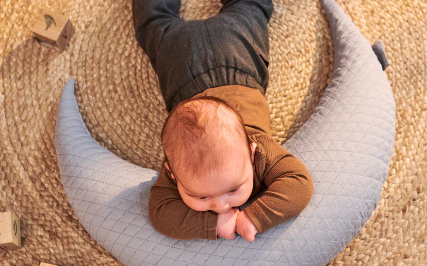 Ab wann dürfen Babys auf dem Bauch schlafen?