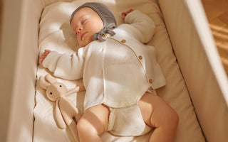Warum schlafen Babys mit den Armen nach oben?
