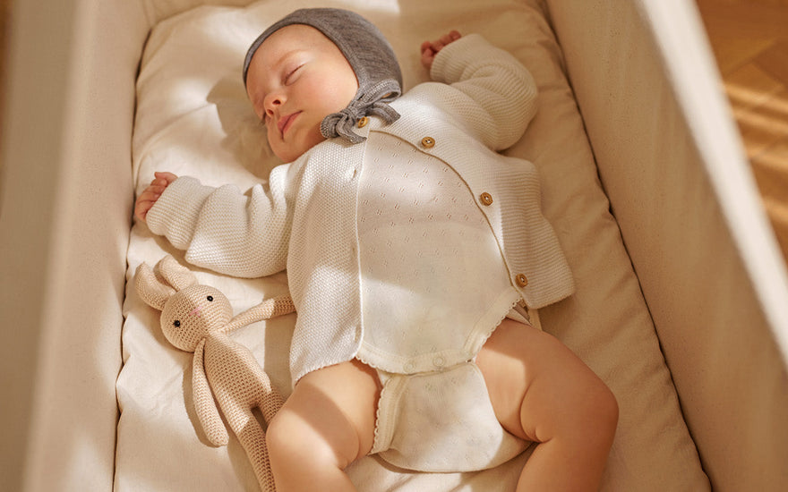 Warum schlafen Babys mit den Armen nach oben?