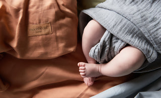 Warum schlafen Babys mit den Armen nach oben?